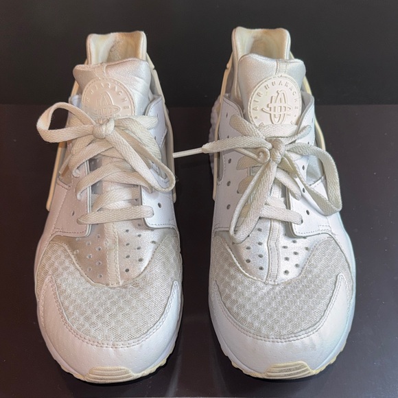 Nike Air Huarache Triple White Sneakers All White Low Top Running Shoes Size 9.5 - Picture 2 of 9